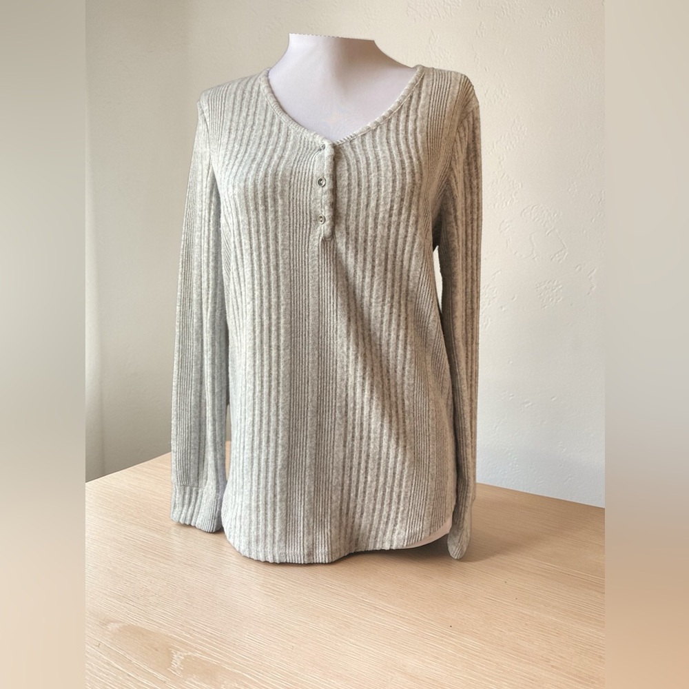 Maurices Ribbed Gray Long Sleeve Henley Top Warm Soft Lightweight Size Medium